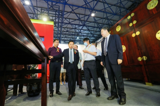 2021中國紅博會9月北京成功舉辦，小葉紫檀素面大頂箱櫃震撼登場