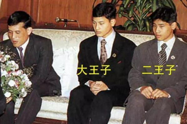 泰國二王妃成宮鬥贏家:4個兒子都比提幫功成才,穿紅裙戴大金錶 泰國二王妃成宮鬥贏家:4個兒子都比提幫功成才,穿紅裙戴大金錶