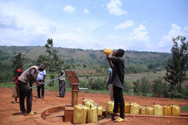 通訊:“中國井”讓非洲兄弟姐妹喝上放心水——記中國在辛巴威、盧安達援建水井專案 通訊:“中國井”讓非洲兄弟姐妹喝上放心水——記中國在辛巴威、盧安達援建水井專案