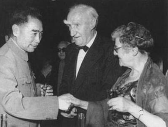 周恩來國宴上請外賓吃飯，服務員遞上毛巾後總理大火：豈有此理