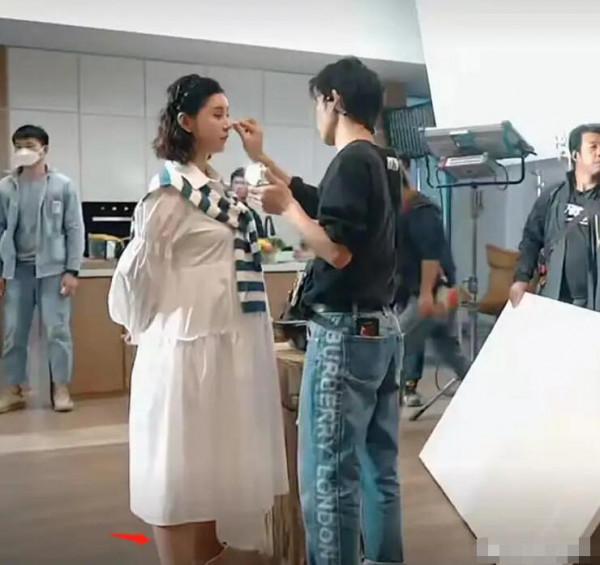 36歲李小萌挺二胎孕肚工作 笑容洋溢狀態佳 36歲李小萌挺二胎孕肚工作 笑容洋溢狀態佳