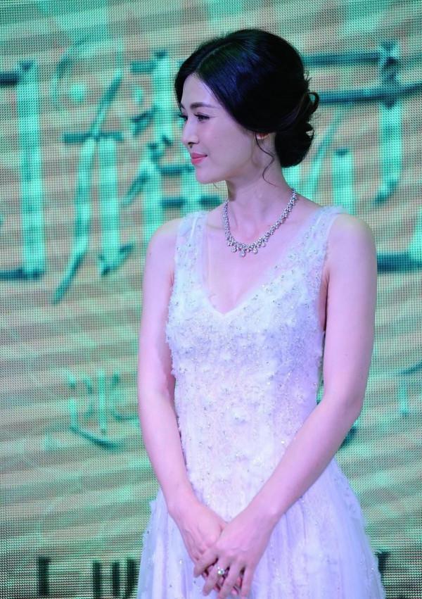 童蕾挺有女人味的，白裙上面鑲亮鑽好吸睛，清純感與成熟感並存