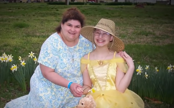 2015年,美國“殘障女”夥同男友殺害母親,被捕後十萬人為其求情 2015年,美國“殘障女”夥同男友殺害母親,被捕後十萬人為其求情