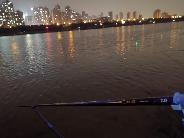 中魚切線始終是一種遺憾但也是釣魚的魅力所在，最終擒獲巨型羅非