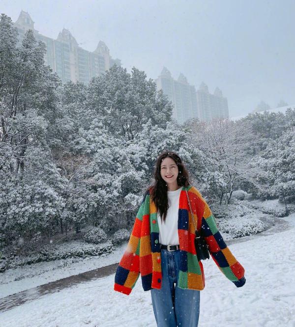 被沈夢辰的穿搭圈粉了，短款外套&plus;直筒褲，很吸睛