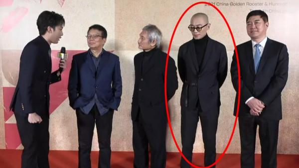 34屆金雞紅毯，張譯緊張到搓衣角，青年演員蹲下為陳道明“讓鏡”