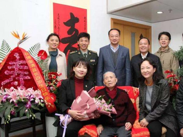 他是福州軍區最後一任政委，17歲參軍，68歲成中將，今年101歲了