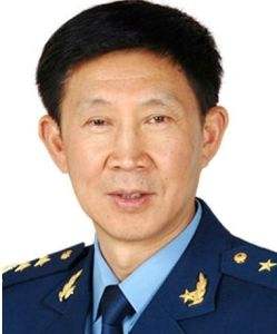 他曾任空軍副司令員，45歲升少將，姐姐是首位武警女少將