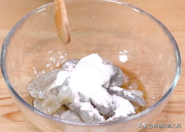 孩子愛吃的香菇蝦仁疙瘩湯，鮮香好吃又解饞，美味的育兒輔食