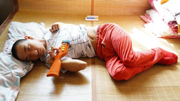 早產兒出生時體重僅重2斤8兩,因患重症遭父母遺棄,奶奶捨命相救 早產兒出生時體重僅重2斤8兩,因患重症遭父母遺棄,奶奶捨命相救