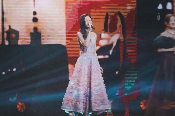 大灣區中秋晚會:溫碧霞露肩撩人,趙麗穎又仙又欲,舒淇驚豔全場 大灣區中秋晚會:溫碧霞露肩撩人,趙麗穎又仙又欲,舒淇驚豔全場