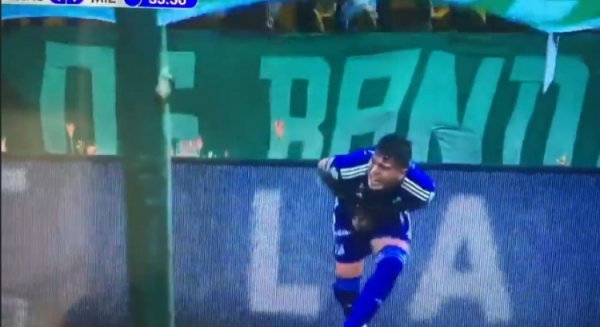 國外球迷太殘暴了!水瓶砸中球員昏倒致使停賽,發角球遭飛刀刺中 國外球迷太殘暴了!水瓶砸中球員昏倒致使停賽,發角球遭飛刀刺中