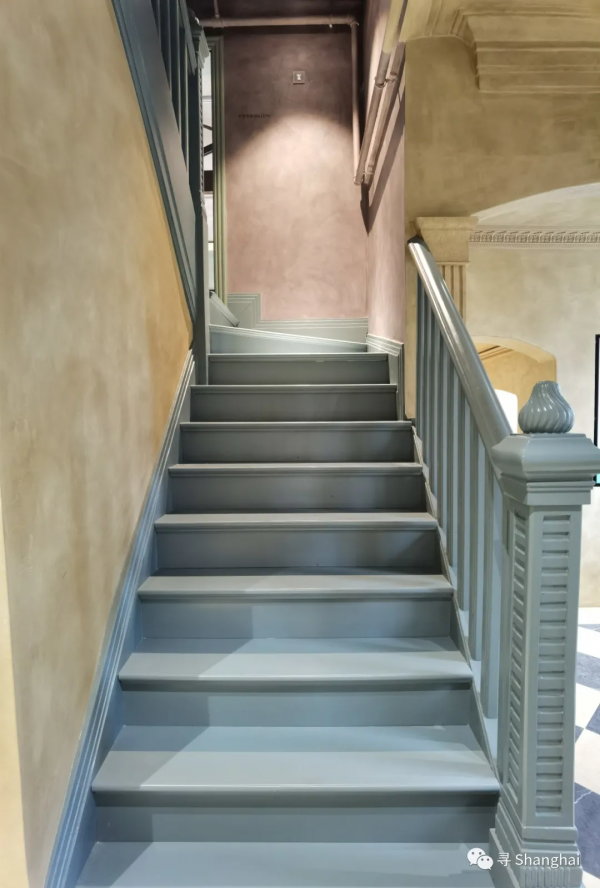 在莫蘭迪色的洋房裡看中古傢俱展