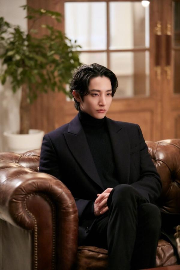 李洙赫走個路都能像走秀，也是因為臉太&OpenCurlyDoubleQuote;能打&rdquo;了吧？