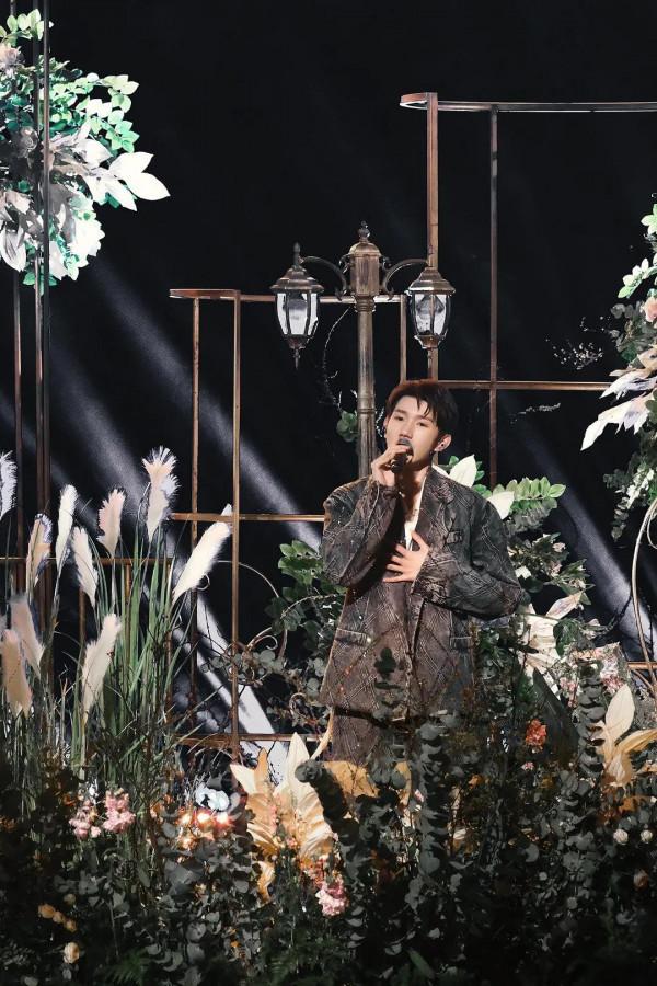 跨年舞臺：王一博龔俊舞臺驚豔成毅全臺收視第一，女明星造型驚豔