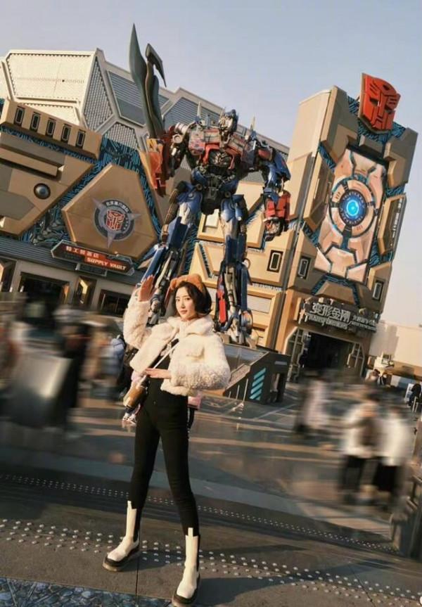 毛曉彤打卡環球影城，私服穿搭保暖又接地氣，娃娃臉真是減齡