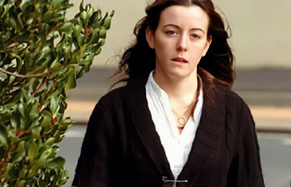 澳洲一14歲女孩在校門口失蹤，5年後突然現身，結局溫馨浪漫