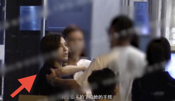 “雪姨”王琳素顏與好友聚餐 手提購物袋談笑風生心情好