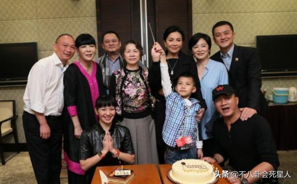 億萬家產無兒女繼承的7位明星，有人把56億捐出去，有人給養子