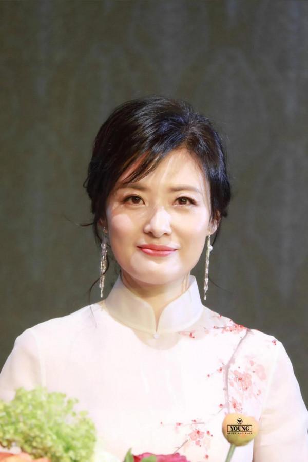 央視主持人周濤驚豔了時光寫真集 央視主持人周濤驚豔了時光寫真集