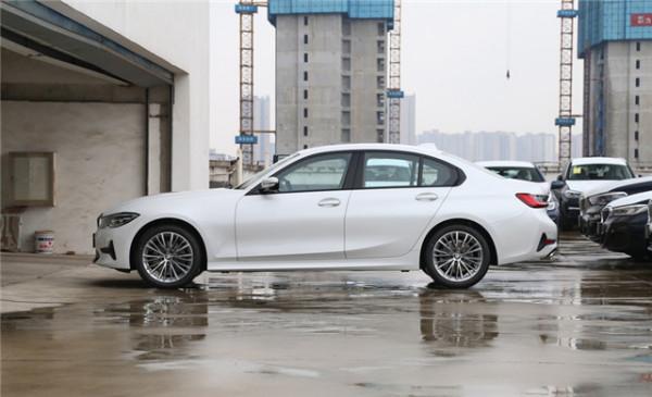 體驗寶馬3系320i 運動套裝版,配2.0T+8AT,空間夠用,外觀漂亮 體驗寶馬3系320i 運動套裝版,配2.0T+8AT,空間夠用,外觀漂亮