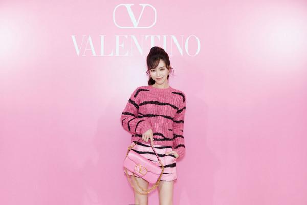 文詠珊現身華倫天奴品牌活動 粉色虎紋套裝粉嫩熱辣盡顯甜酷魅力