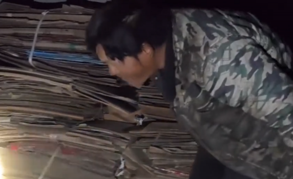 河南拾荒老頭養大棄嬰，為報父恩關掉公司帶父全國遊，被央視點贊
