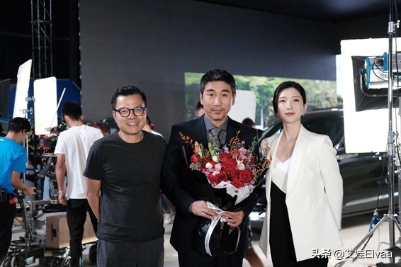 江疏影真絕了，片場穿西裝喇叭褲腿長1米8，比男一號彭昱暢高半頭