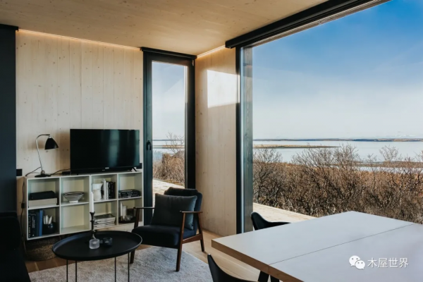 古老火山下的海邊，一夜之間建好的現代度假木屋