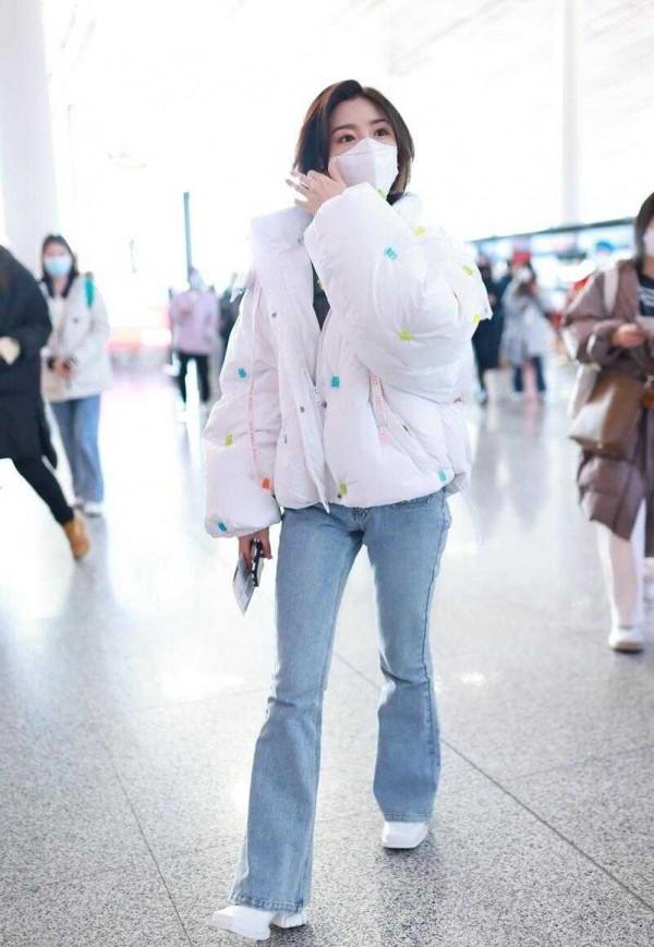 毛曉彤也太會穿了，穿白色麵包服配牛仔褲，清新可愛又洋氣