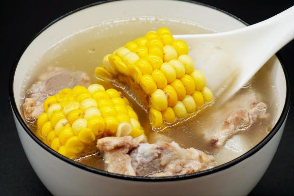 燉骨頭湯，謹記3個小竅門，骨湯鮮美無腥味，肉質香嫩不發柴