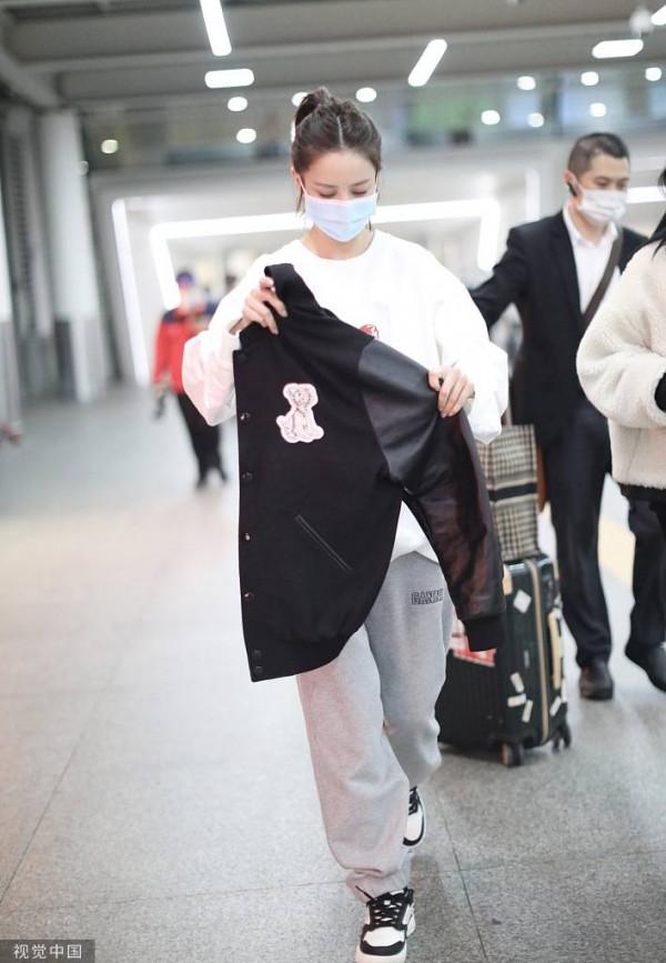 38歲佟麗婭扎馬尾穿愛心衛衣 歪頭搞怪少女感十足