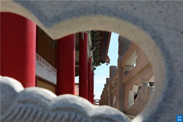 國內第一所海邊懸崖寺廟，三面環海景色極佳，被譽為陽江小故宮