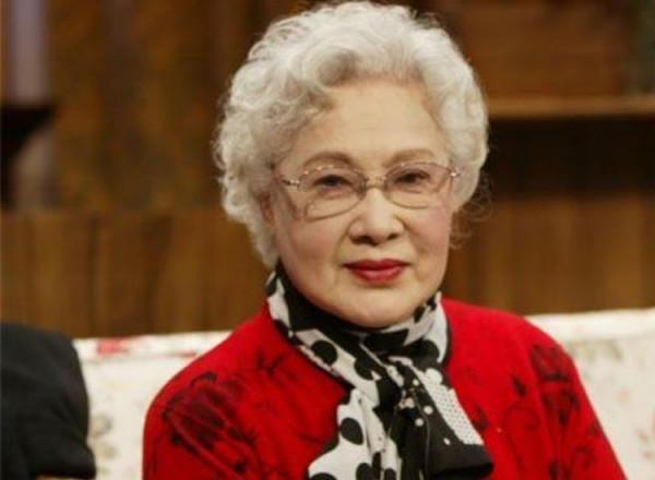 美人從未遲暮！99歲中國奶奶，愛化妝會打扮，比同齡人顯年輕10歲