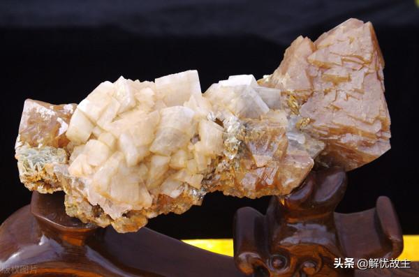 新疆除了和田玉，石頭也金貴，隨便撿起一塊，說不定就能發財