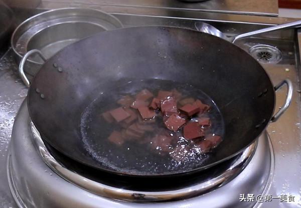 鴨血想要嫩滑有技巧，廚師長教你做麻辣鴨血，麻辣入味，嫩如豆腐