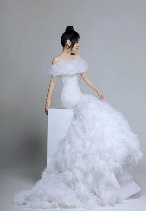 楊鈺瑩怎麼變成這樣了，高調穿婚紗登衛視春晚，修圖過度大變樣