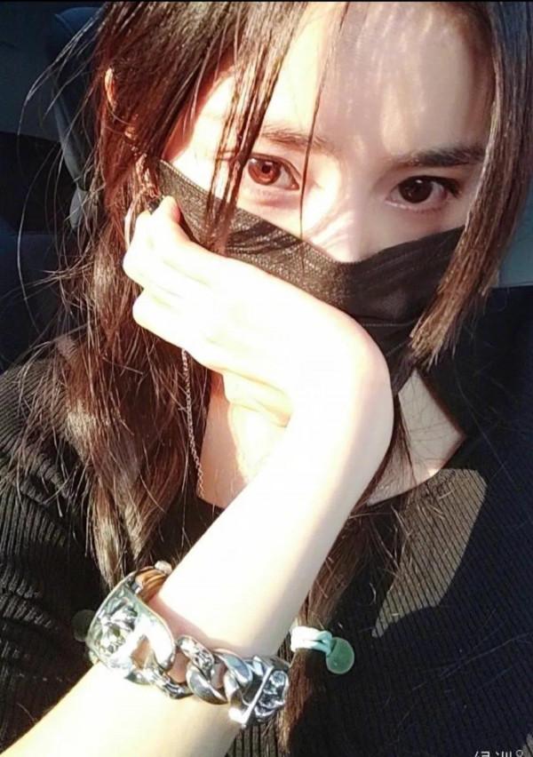 楊冪曬素顏自拍照，顏值依舊線上，很美呀