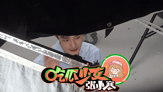 肖戰拍廣告“金魚”附體 候場玩工作人員臉蛋好調皮 肖戰拍廣告“金魚”附體 候場玩工作人員臉蛋好調皮