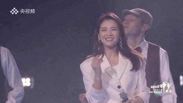 劉濤水中踢踏演繹《大風吹》超燃舞臺好颯！劉濤這身裝扮也很絕