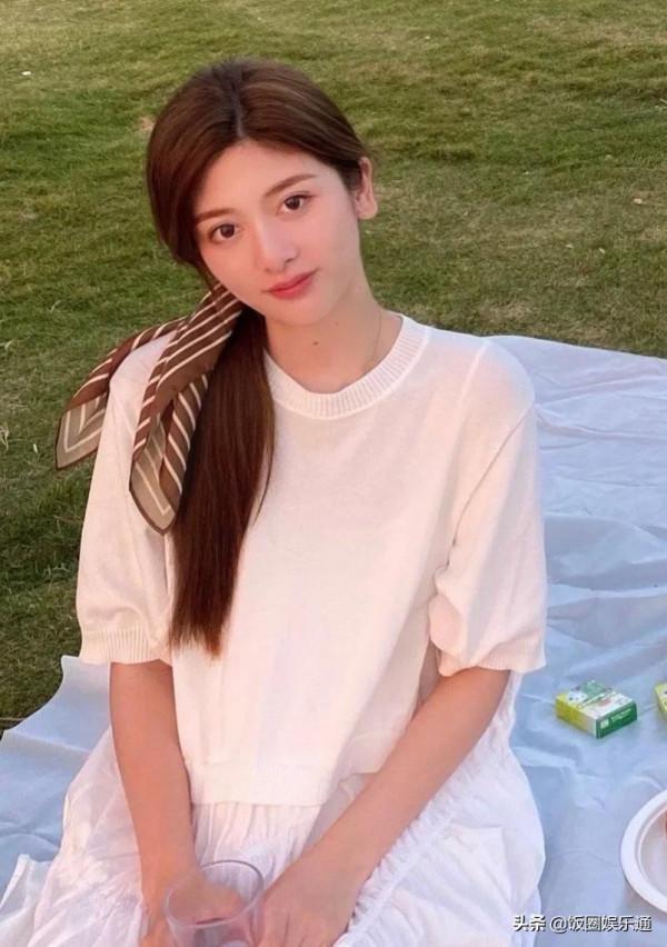 洪成成男朋友現身，充滿活力面容稚嫩，網友調侃橙子找了個高中生