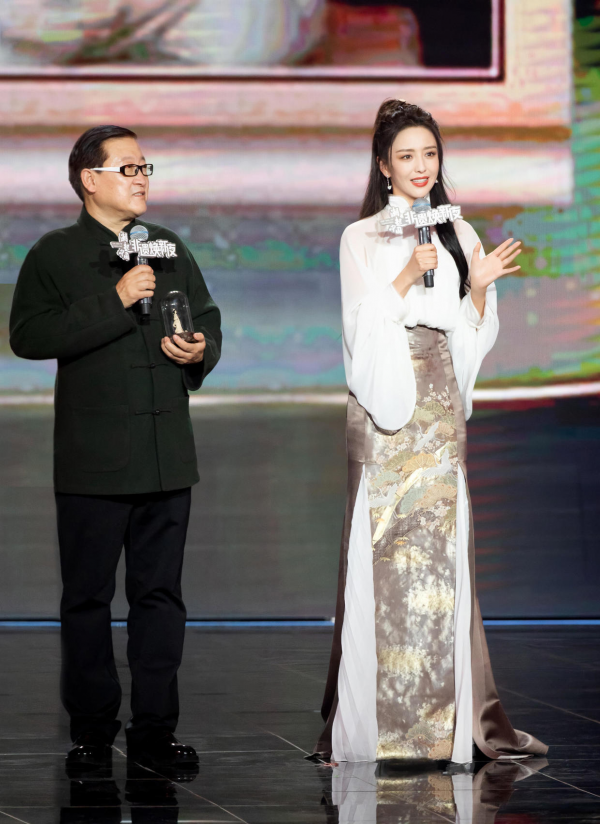 佟麗婭又美出圈了,穿白色襯衫配國風半身裙,美得讓人心動 佟麗婭又美出圈了,穿白色襯衫配國風半身裙,美得讓人心動