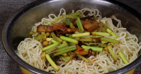 教您一個河南特色燜面,麵條不用水煮,色香味俱全,出鍋特解饞 教您一個河南特色燜面,麵條不用水煮,色香味俱全,出鍋特解饞