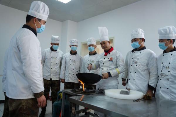 軍營&OpenCurlyDoubleQuote;廚神&rdquo;初長成&OpenCurlyDoubleQuote;舌尖上的戰鬥&rdquo;打響了