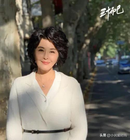 56歲田岷老了好時髦，穿印花裙戴珍珠耳環不俗氣，微胖也美得端莊