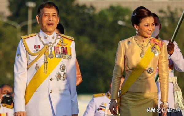 蘇提達令泰王目不轉睛，滿天星髮飾又美又仙，比頭戴王冠都驚豔