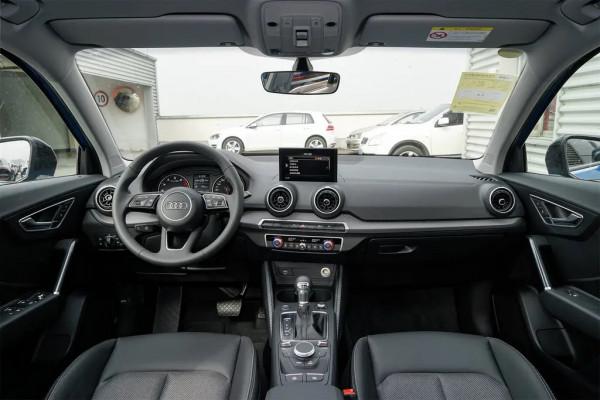 同樣標配運動套件，奧迪Q2L選中配還是高配，高配的配置差異不大