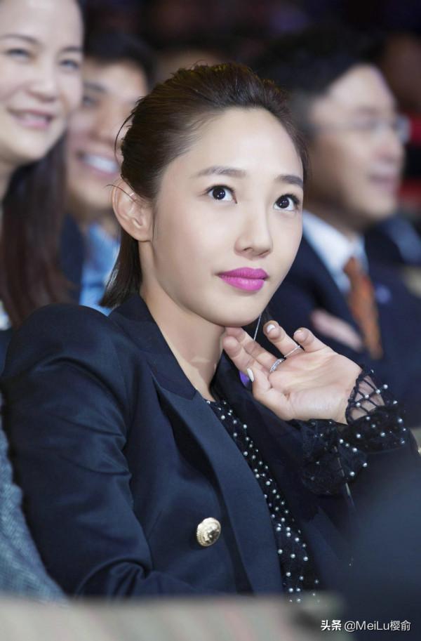 白百何自信的笑容真美，氣質靈動，迷人有魅力