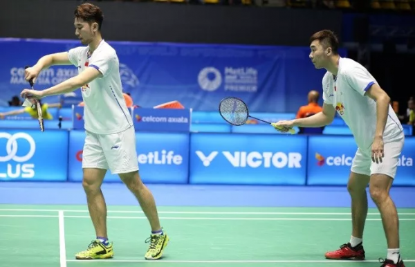 羽球步法教學:不同的擊球情景下,兩隻腳的位置略有不同 羽球步法教學:不同的擊球情景下,兩隻腳的位置略有不同