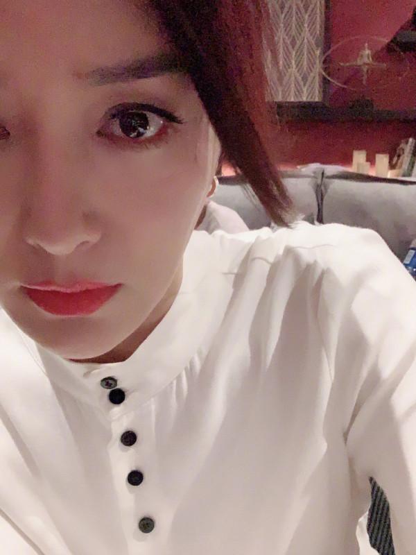 38歲秦嵐換短髮啦！和36歲的陳妍希同穿吊帶裙，風格差距這麼大？